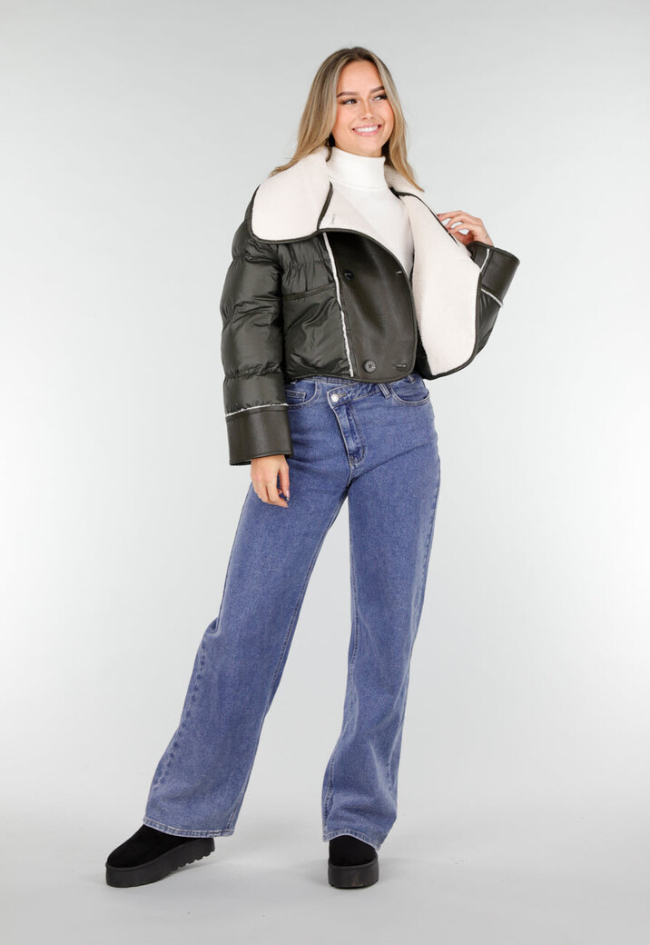 Donkergroene Jas met Witte Teddy Kraag en Dubbele Knoopsluiting