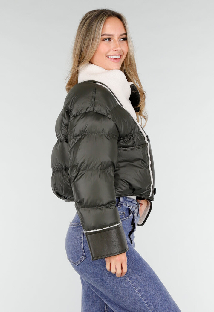 Donkergroene Jas met Witte Teddy Kraag en Dubbele Knoopsluiting