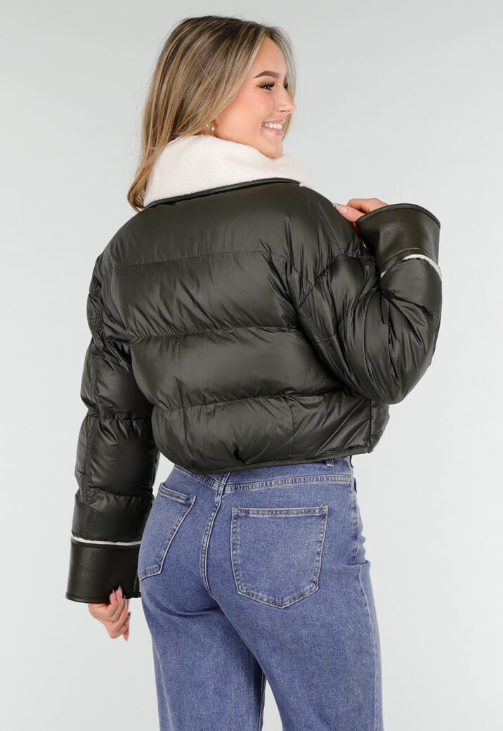 Donkergroene Jas met Witte Teddy Kraag en Dubbele Knoopsluiting