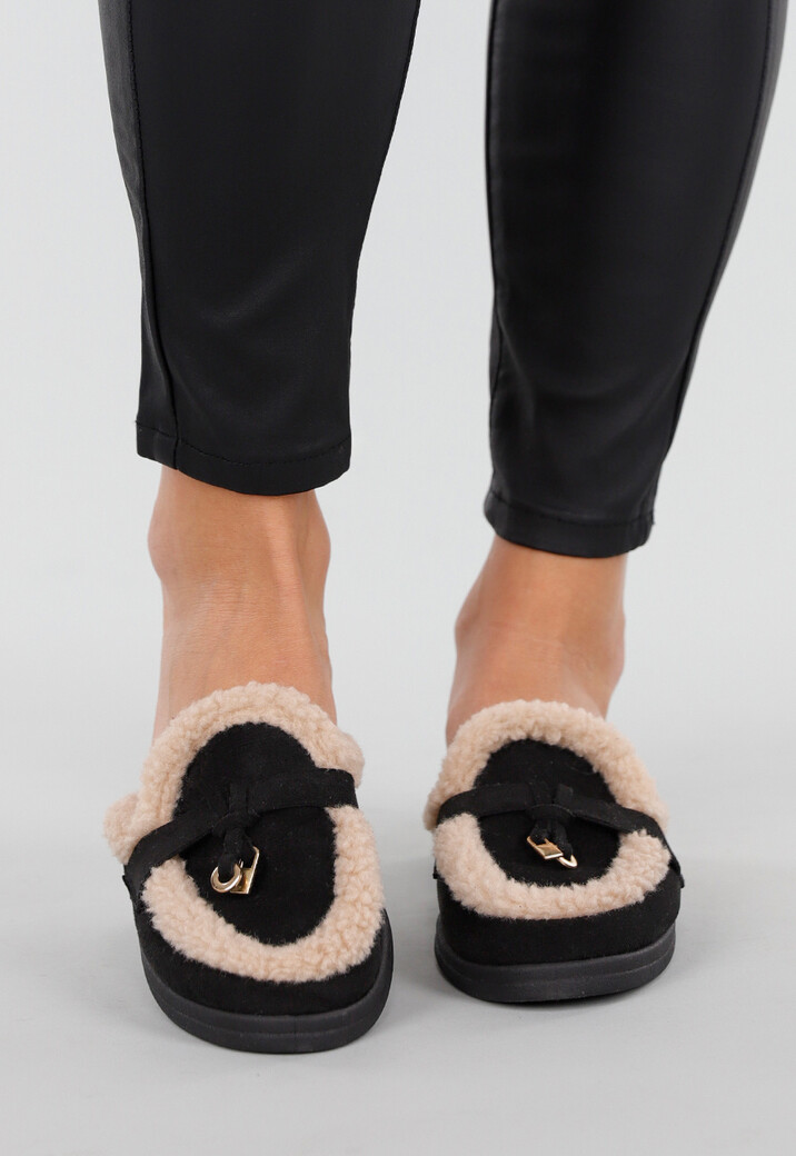 Zwarte Instappers met Teddyvoering en Goudkleurig Detail