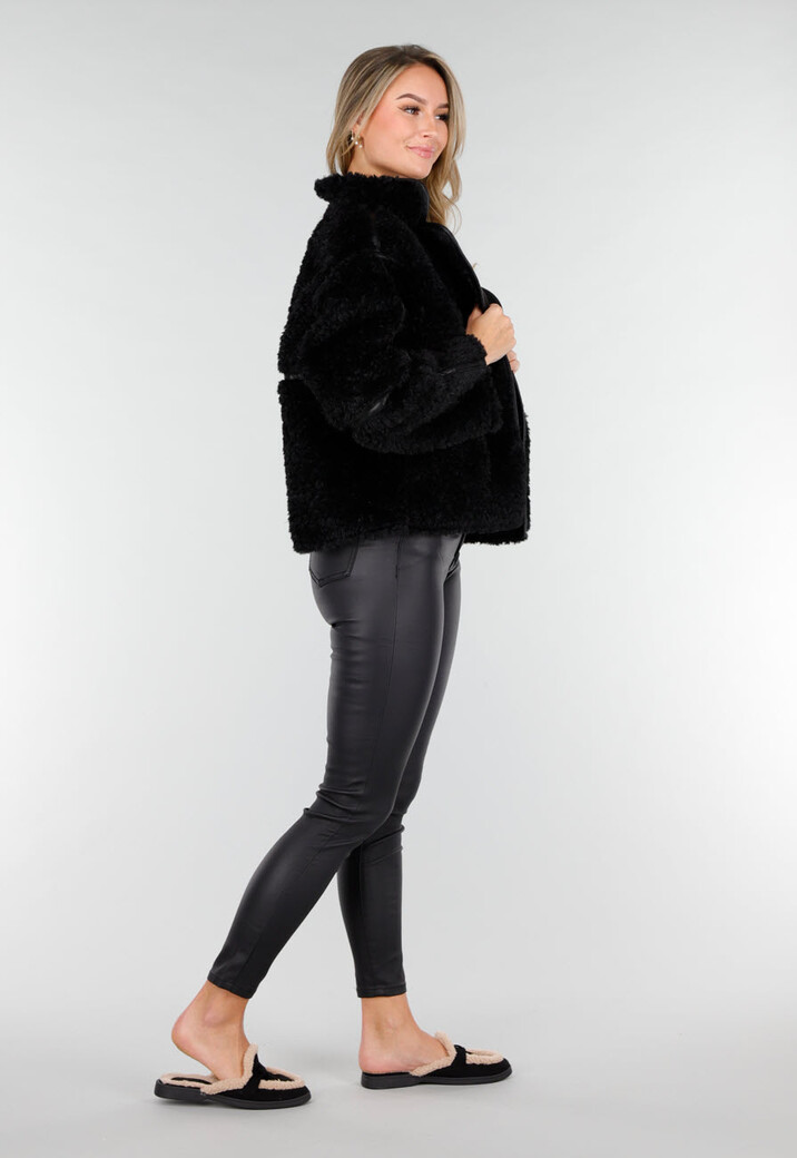 Zwarte Instappers met Teddyvoering en Goudkleurig Detail