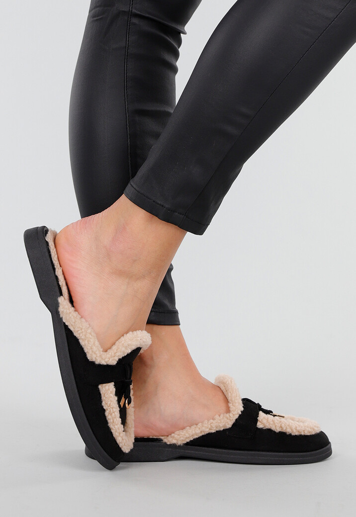 Zwarte Instappers met Teddyvoering en Goudkleurig Detail