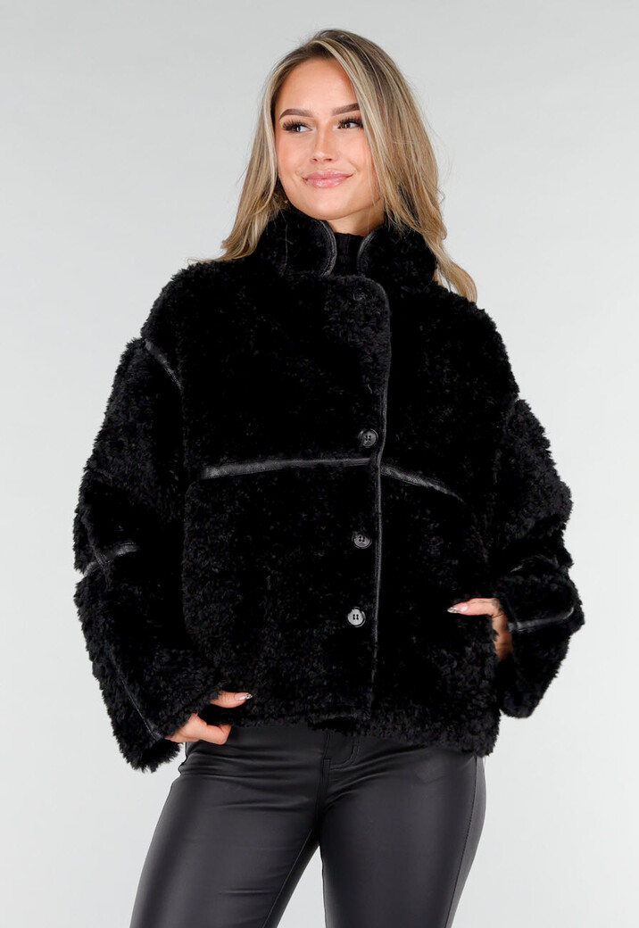Zwarte Faux Fur Jas met Kraag en Knoopsluiting