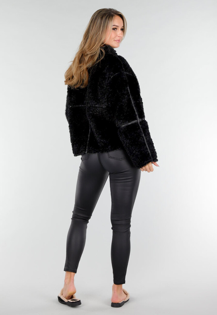 Zwarte Faux Fur Jas met Kraag en Knoopsluiting