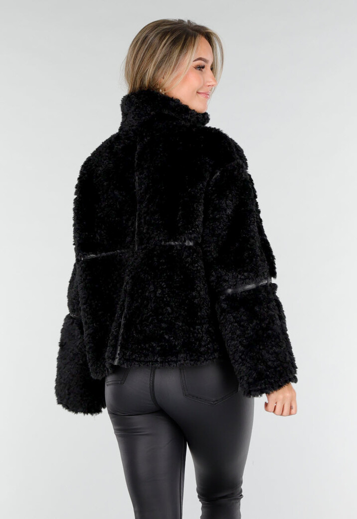 Zwarte Faux Fur Jas met Kraag en Knoopsluiting