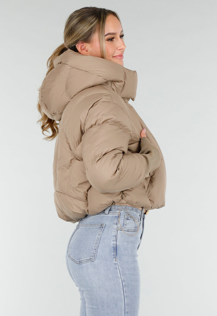 Beige Puffer Jas met Capuchon en Hoge Kraag