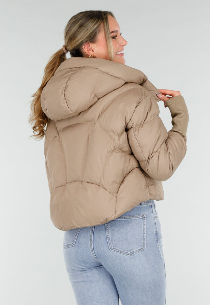 Beige Puffer Jas met Capuchon en Hoge Kraag