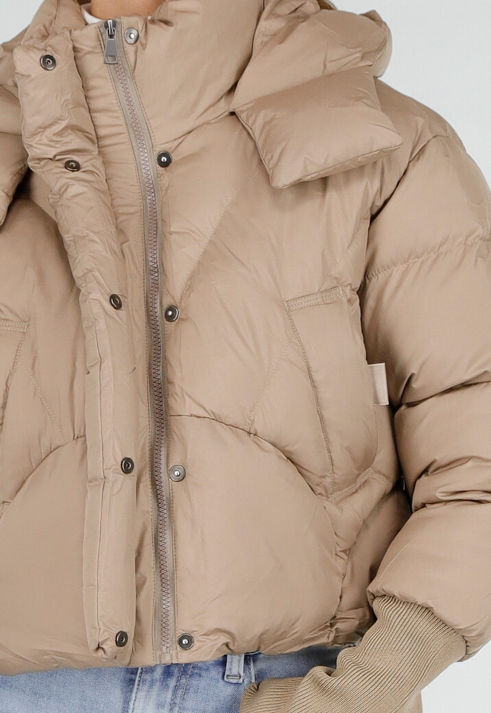 Beige Puffer Jas met Capuchon en Hoge Kraag