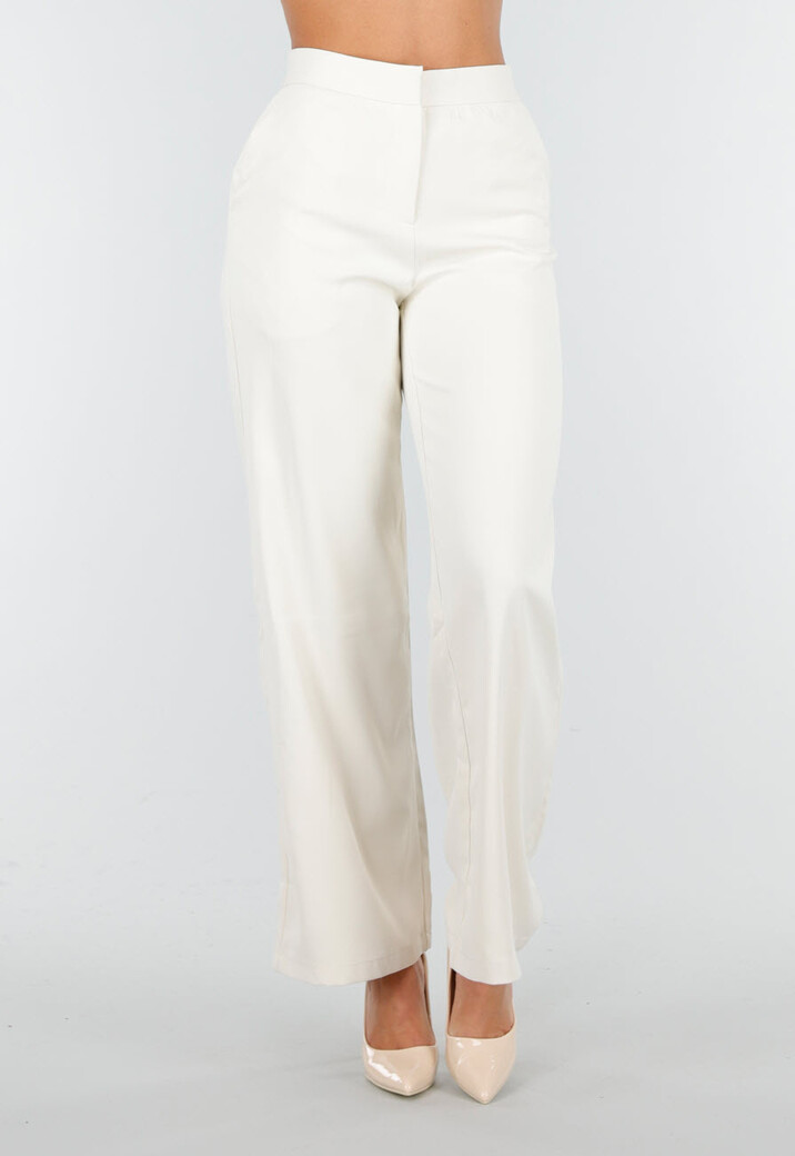 Witte Matchende Set met Mouwloze Top, Statement Riem en Wide Leg Broek
