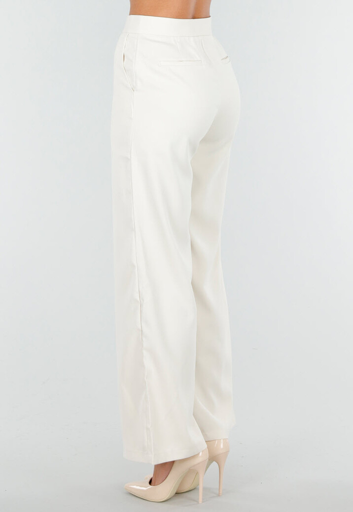 Witte Matchende Set met Mouwloze Top, Statement Riem en Wide Leg Broek