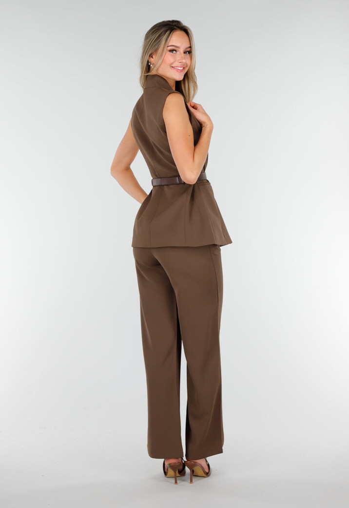 Bruine Matchende Set met Mouwloze Top, Statement Riem en Wide Leg Broek