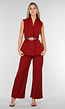Bordeaux Matchende Set met Mouwloze Top, Statement Riem en Wide Leg Broek