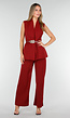 Bordeaux Matchende Set met Mouwloze Top, Statement Riem en Wide Leg Broek
