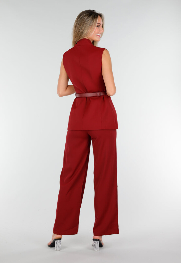 Bordeaux Matchende Set met Mouwloze Top, Statement Riem en Wide Leg Broek