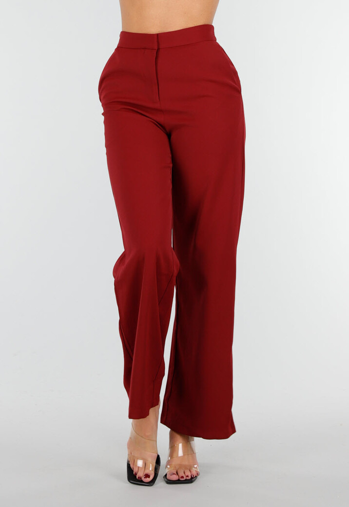 Bordeaux Matchende Set met Mouwloze Top, Statement Riem en Wide Leg Broek