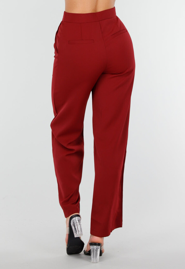 Bordeaux Matchende Set met Mouwloze Top, Statement Riem en Wide Leg Broek