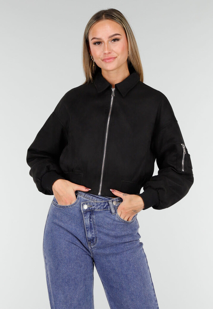 Zwarte Cropped Bomberjas met Zilverkleurige Rits en Utility-Zak op de Mouw