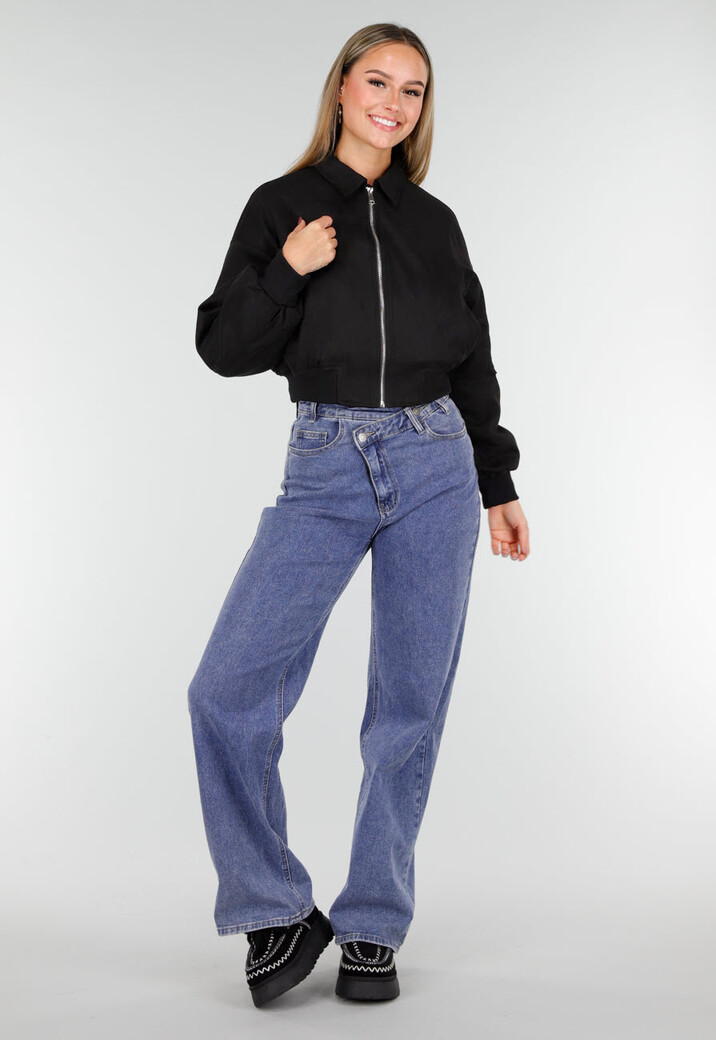 Zwarte Cropped Bomberjas met Zilverkleurige Rits en Utility-Zak op de Mouw