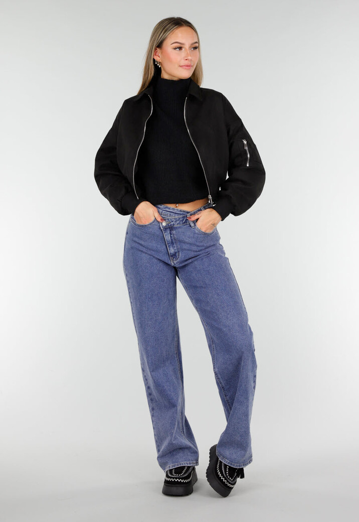 Zwarte Cropped Bomberjas met Zilverkleurige Rits en Utility-Zak op de Mouw