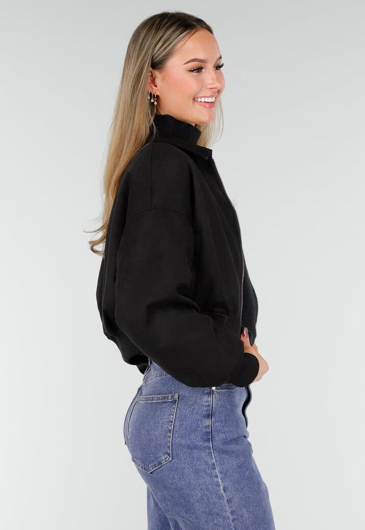 Zwarte Cropped Bomberjas met Zilverkleurige Rits en Utility-Zak op de Mouw