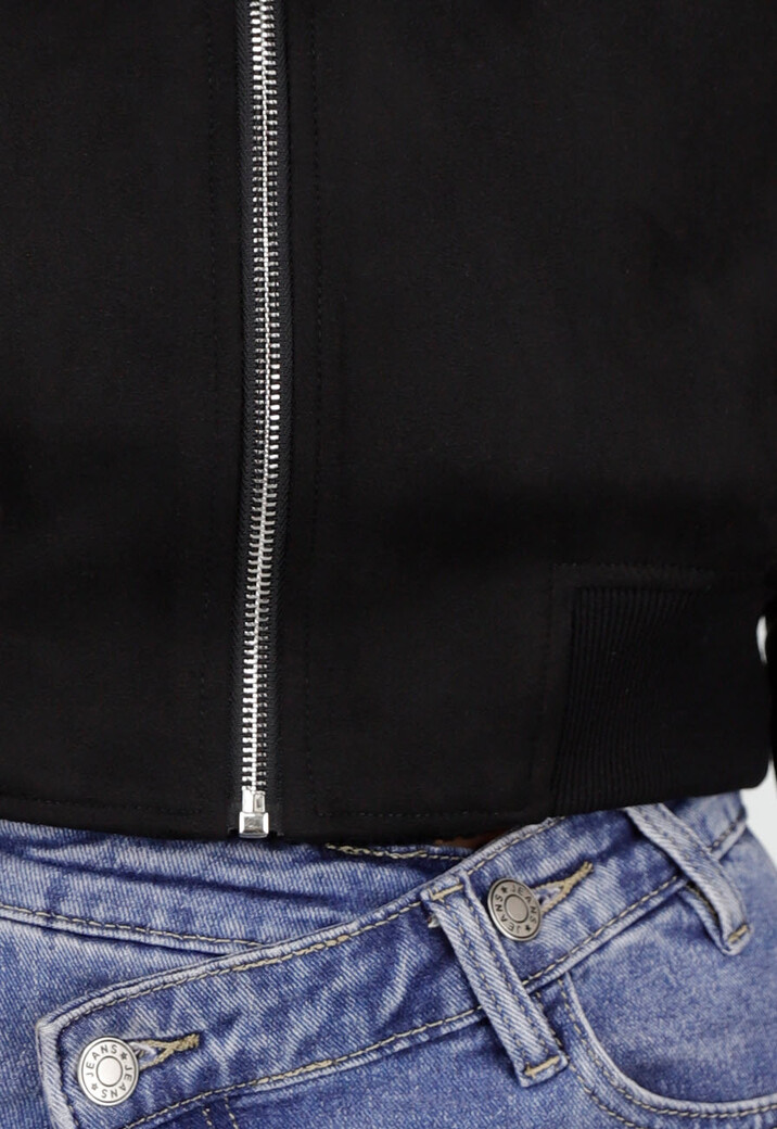 Zwarte Cropped Bomberjas met Zilverkleurige Rits en Utility-Zak op de Mouw