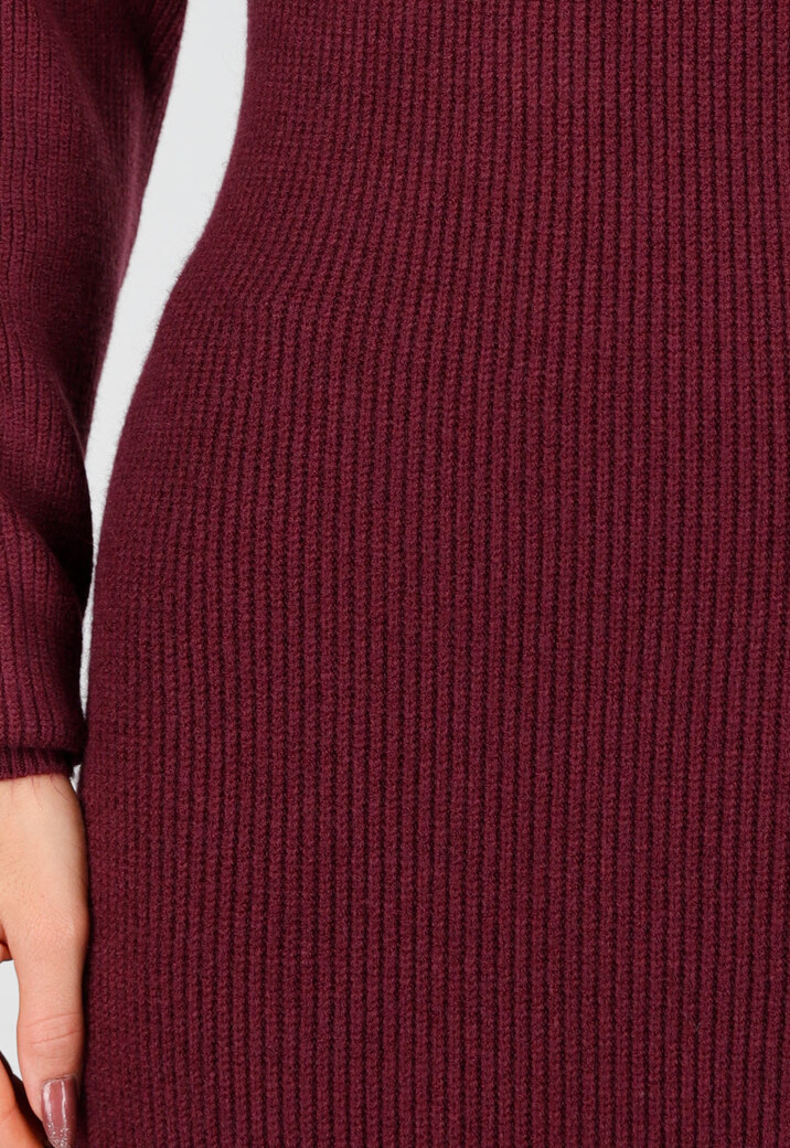 Bordeaux Lange Gebreide Jurk met Hoge Hals, Schoudervullingen en Split Achterzijde