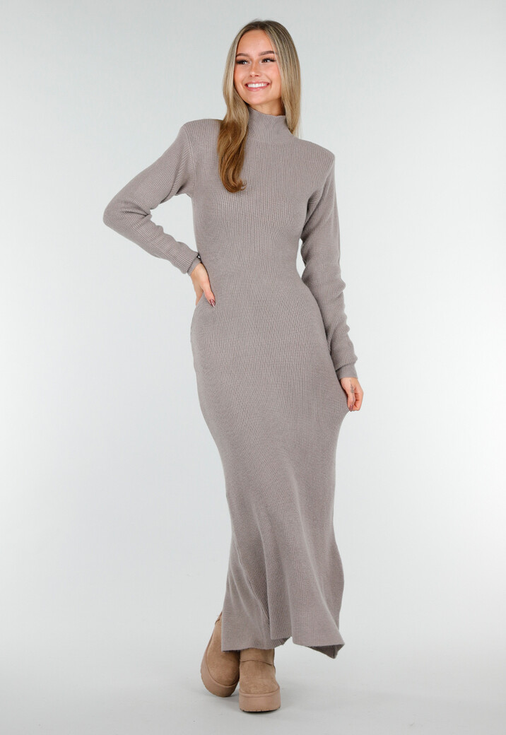 Taupe Lange Gebreide Jurk met Hoge Hals, Schoudervullingen en Split Achterzijde