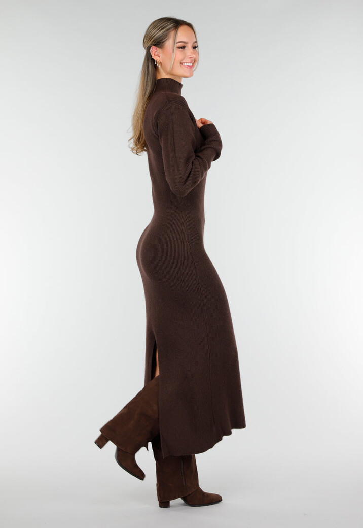 Bruine Lange Gebreide Jurk met Hoge Hals, Schoudervullingen en Split Achterzijde