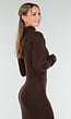 Bruine Lange Gebreide Jurk met Hoge Hals, Schoudervullingen en Split Achterzijde
