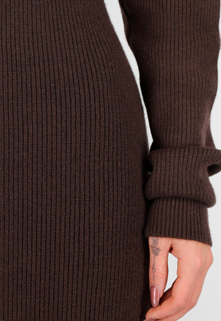 Bruine Lange Gebreide Jurk met Hoge Hals, Schoudervullingen en Split Achterzijde