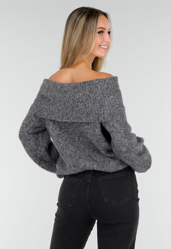 Grijze Off Shoulder Gebreide Trui met Brede Omgeslagen Halslijn en Lange Mouwen