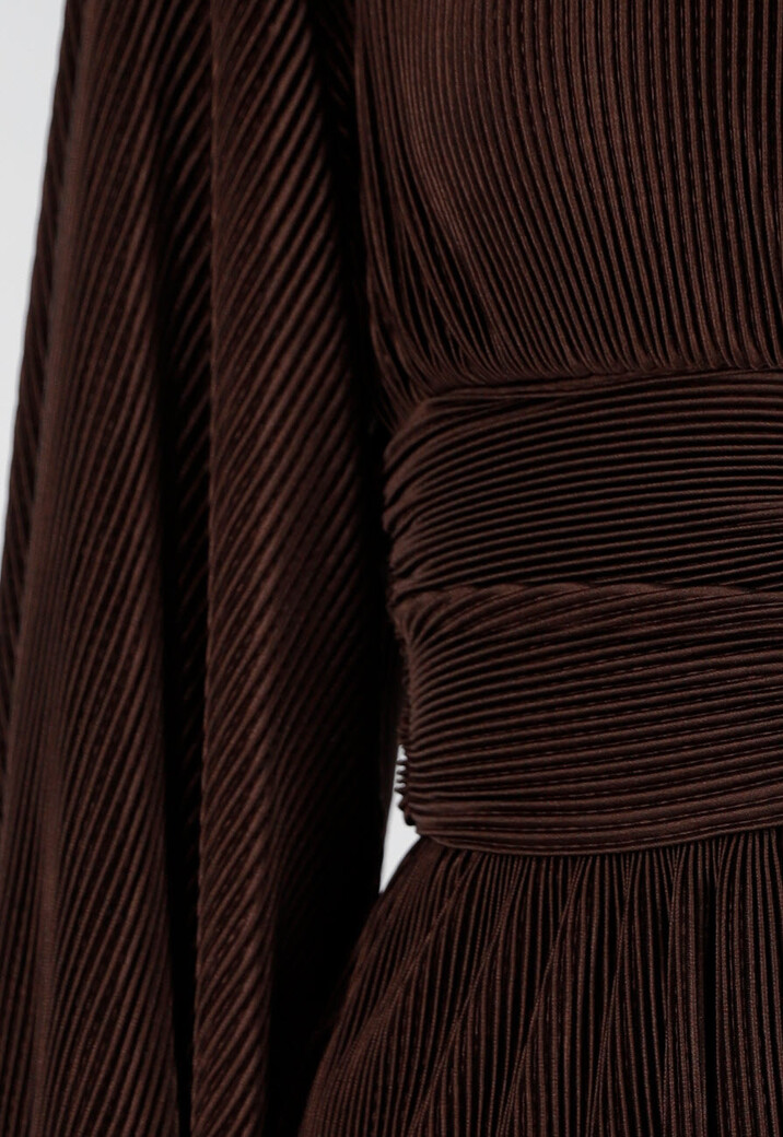 Bruine Plissé Jurk met Hoge Hals en Ruched Taille