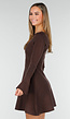 Bruine Gebreide Jurk met Lange Uitlopende Mouwen en A-Lijn Vorm