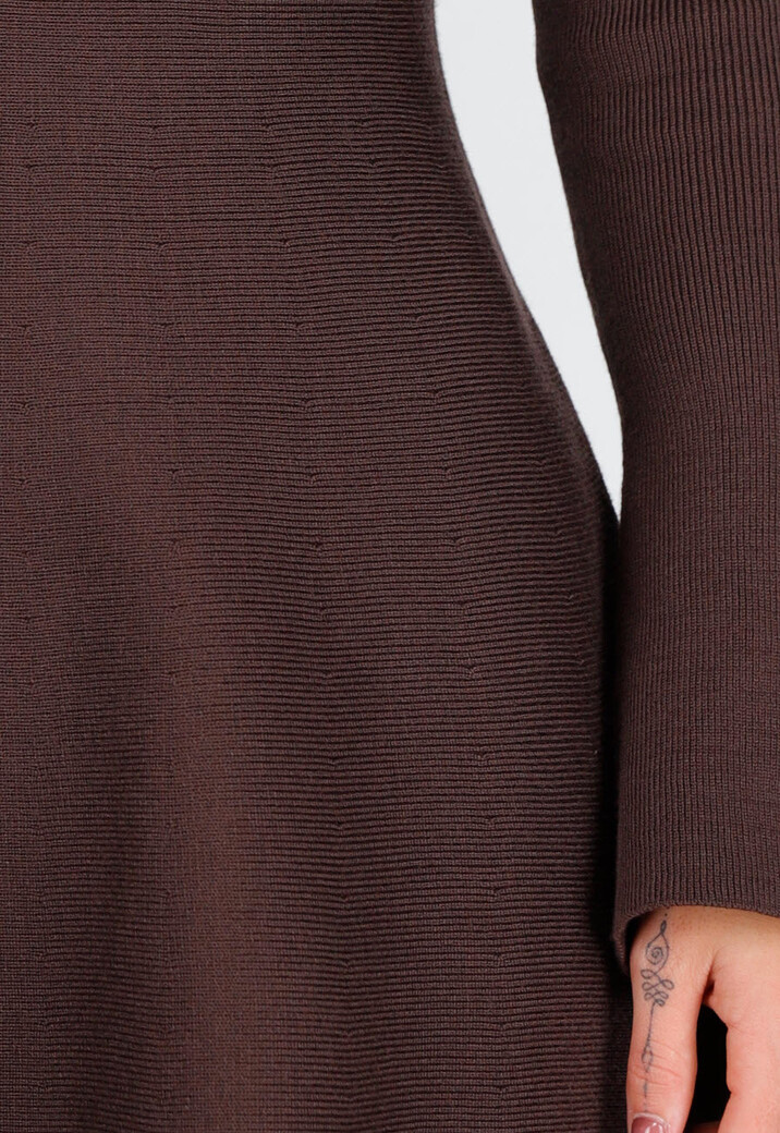 Bruine Gebreide Jurk met Lange Uitlopende Mouwen en A-Lijn Vorm