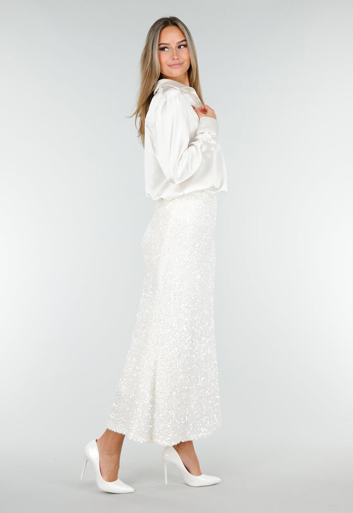 Witte Midi Rok met All Over Pailletten en Subtiele Uitlopende Zoom