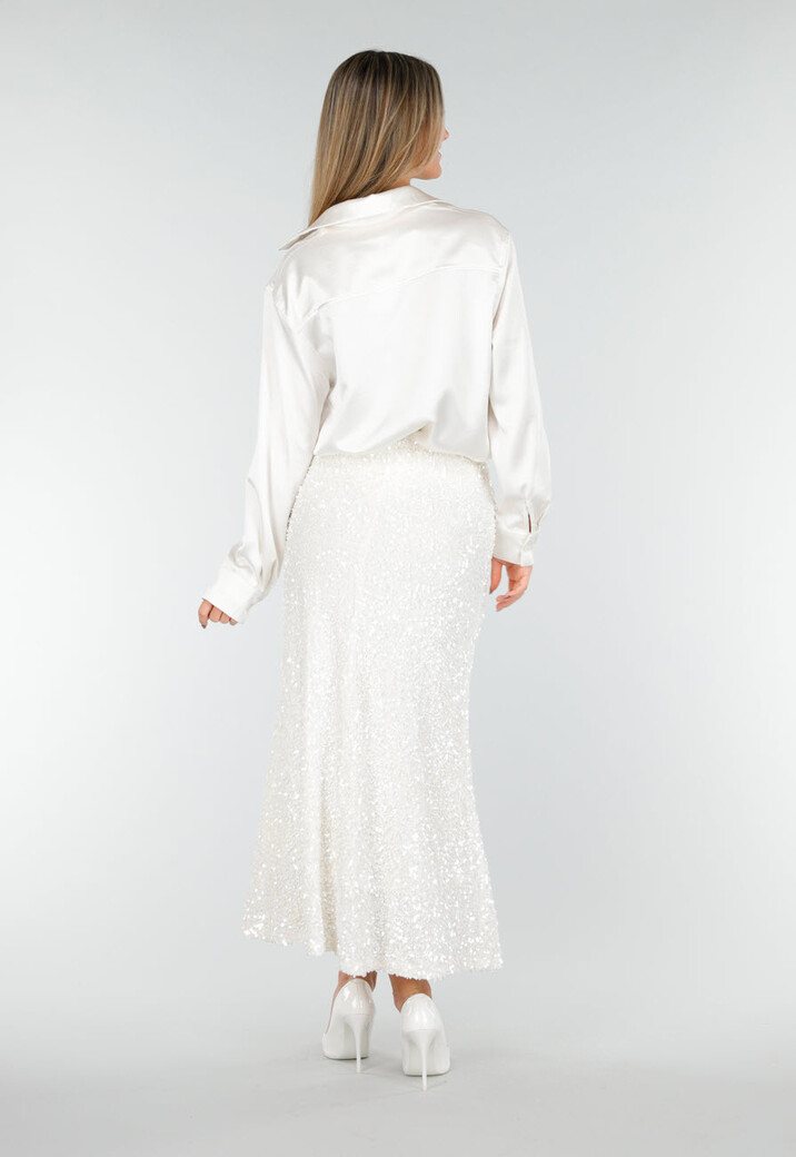 Witte Midi Rok met All Over Pailletten en Subtiele Uitlopende Zoom