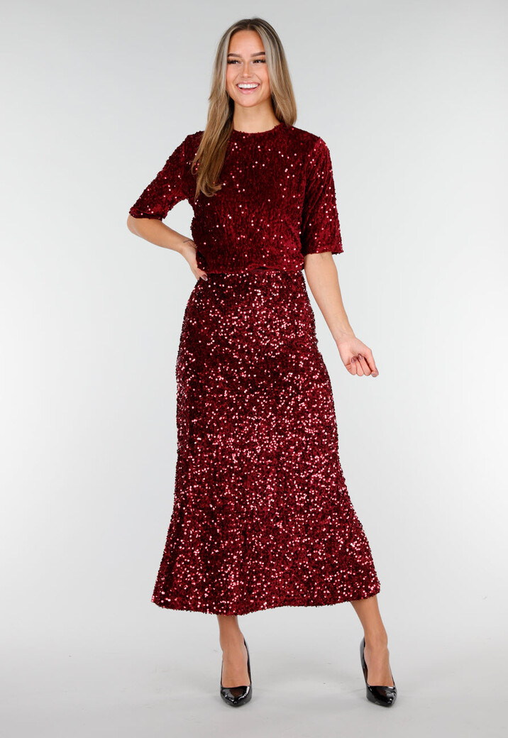 Rode Midi Rok met All Over Pailletten en Subtiele Uitlopende Zoom