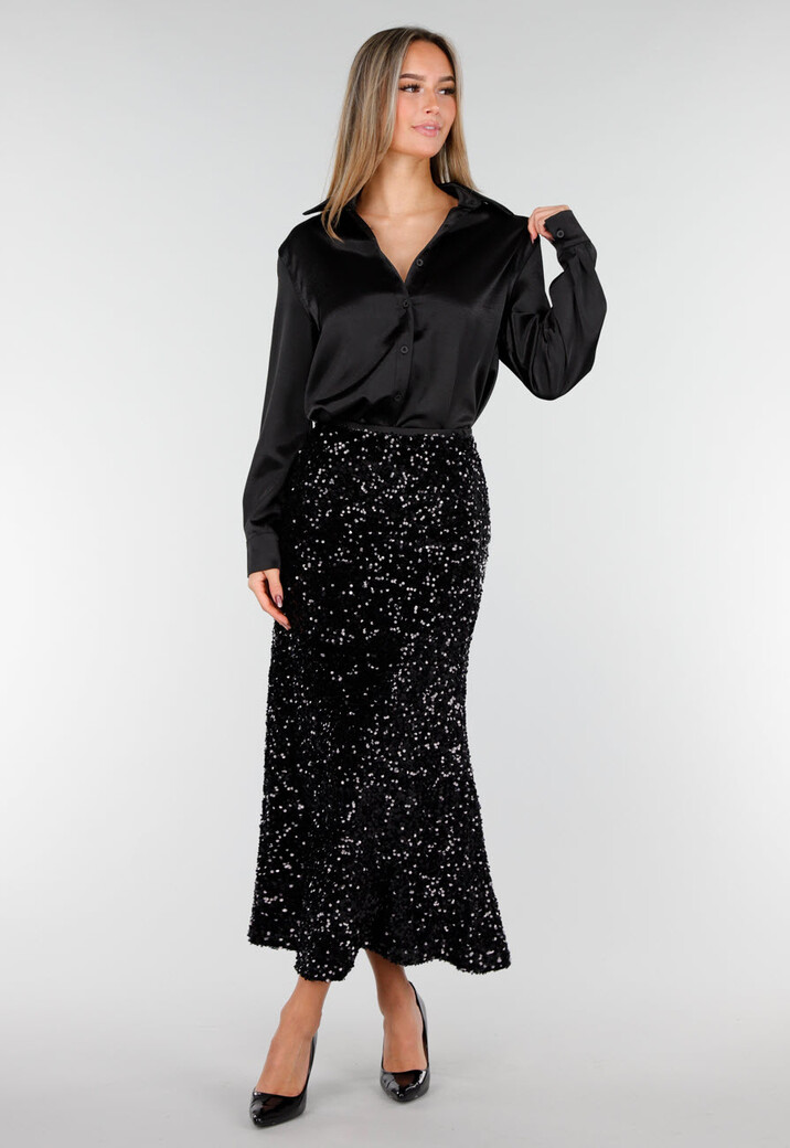 Zwarte Midi Rok met All Over Pailletten en Subtiele Uitlopende Zoom