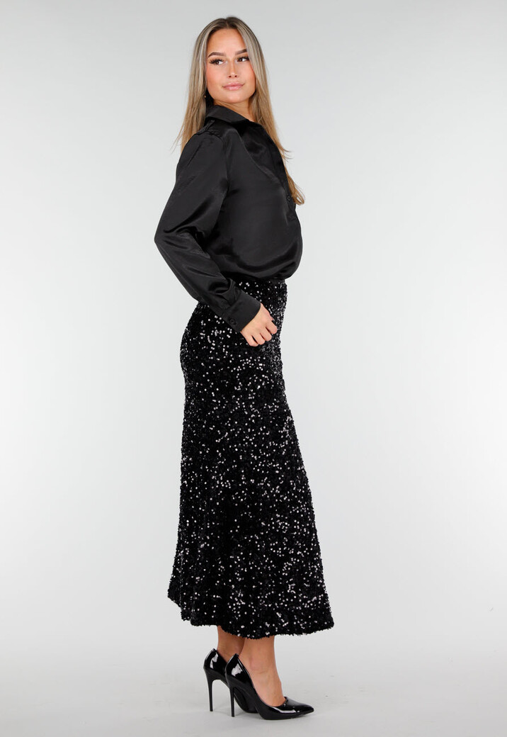 Zwarte Midi Rok met All Over Pailletten en Subtiele Uitlopende Zoom
