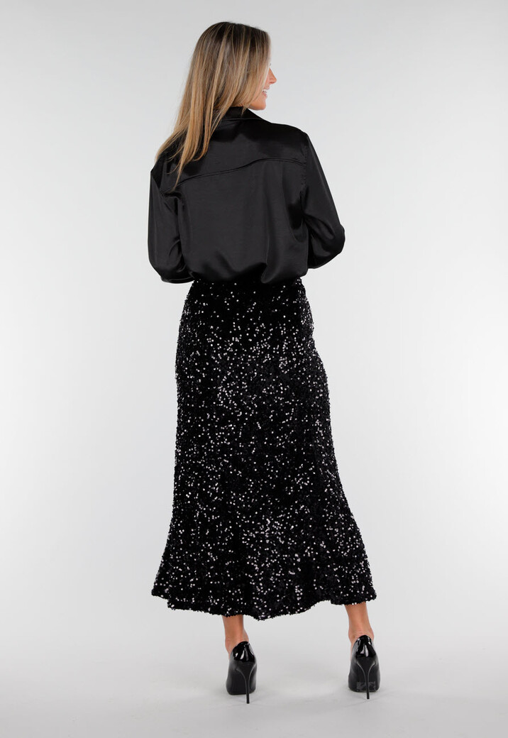 Zwarte Midi Rok met All Over Pailletten en Subtiele Uitlopende Zoom
