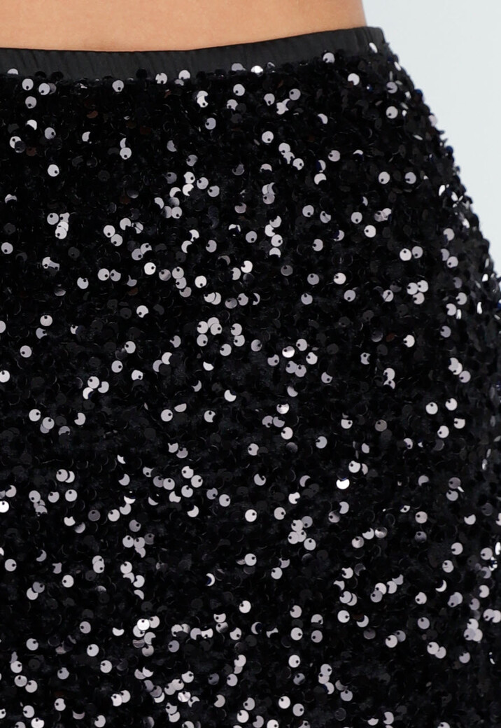 Zwarte Midi Rok met All Over Pailletten en Subtiele Uitlopende Zoom