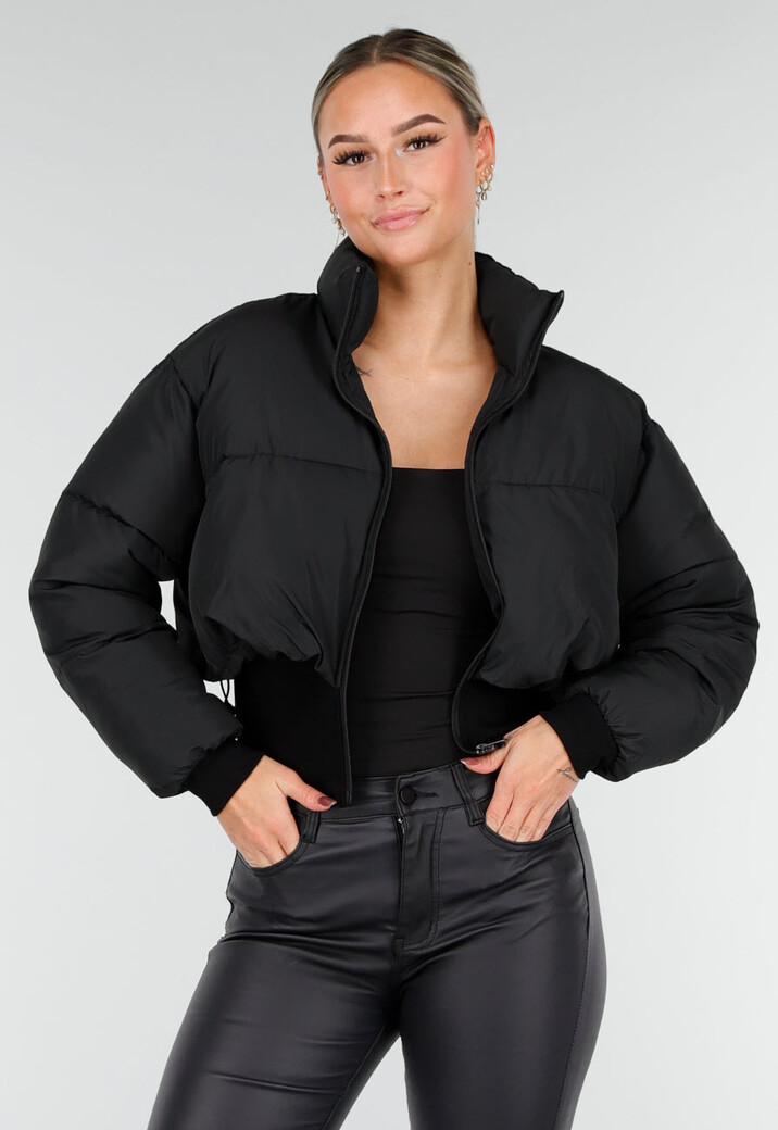 Zwarte Cropped Puffer Jas met Hoge Kraag en Verstelbare Trekkoorden