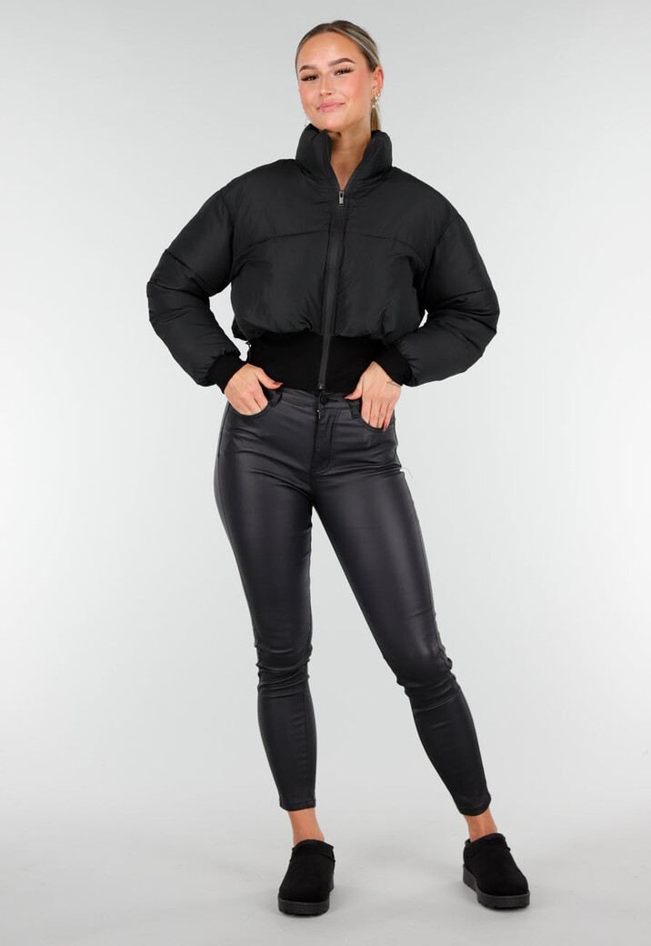 Zwarte Cropped Puffer Jas met Hoge Kraag en Verstelbare Trekkoorden