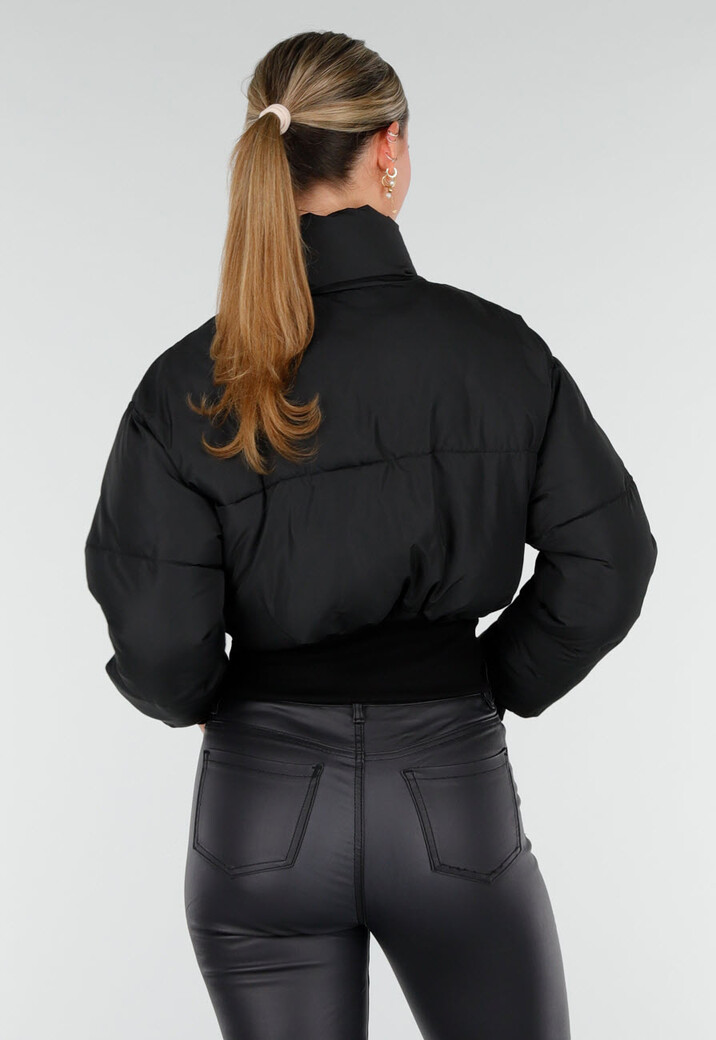 Zwarte Cropped Puffer Jas met Hoge Kraag en Verstelbare Trekkoorden