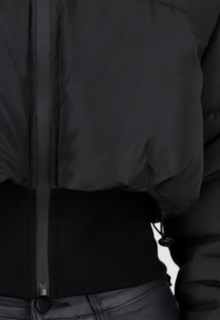 Zwarte Cropped Puffer Jas met Hoge Kraag en Verstelbare Trekkoorden