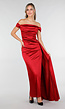 Felrode Off Shoulder Maxi Jurk in Satijn