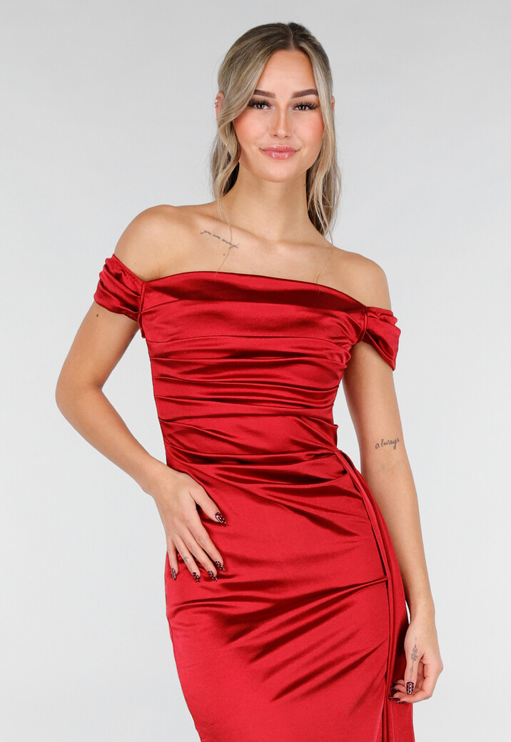 Felrode Off Shoulder Maxi Jurk in Satijn