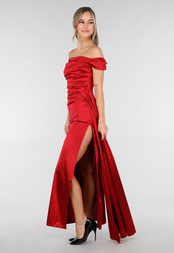 Felrode Off Shoulder Maxi Jurk in Satijn
