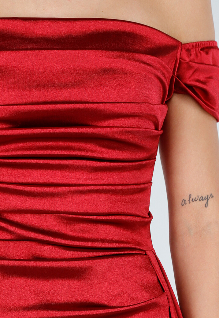 Felrode Off Shoulder Maxi Jurk in Satijn