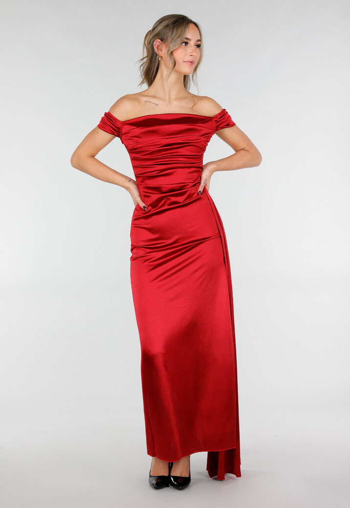 Felrode Off Shoulder Maxi Jurk in Satijn